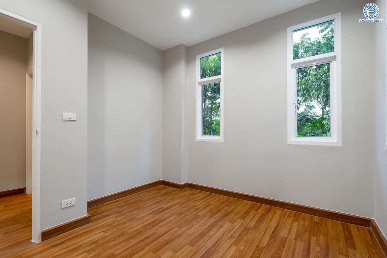 บ้านมือสองตกแต่งใหม่ โครงการ ธนาสิริ รัตนาธิเบศร์ เนื้อที่ 54.7 ตร.ว. ดีไซน์ตอบทุกไลฟ์สไตล์ ฟังก์ชัน 3 ห้องนอน 3 ห้องน้ำ จอดรถได้ 1 คัน บนทำเลติดถนนรัตนาธิเบศร์ เชื่อมต่อหลายเส้นทาง ใกล้รถไฟฟ้าสายสีม่วง "สถานีบางรักใหญ่" และจุดขึ้นทางด่วน "ศรีรัช"